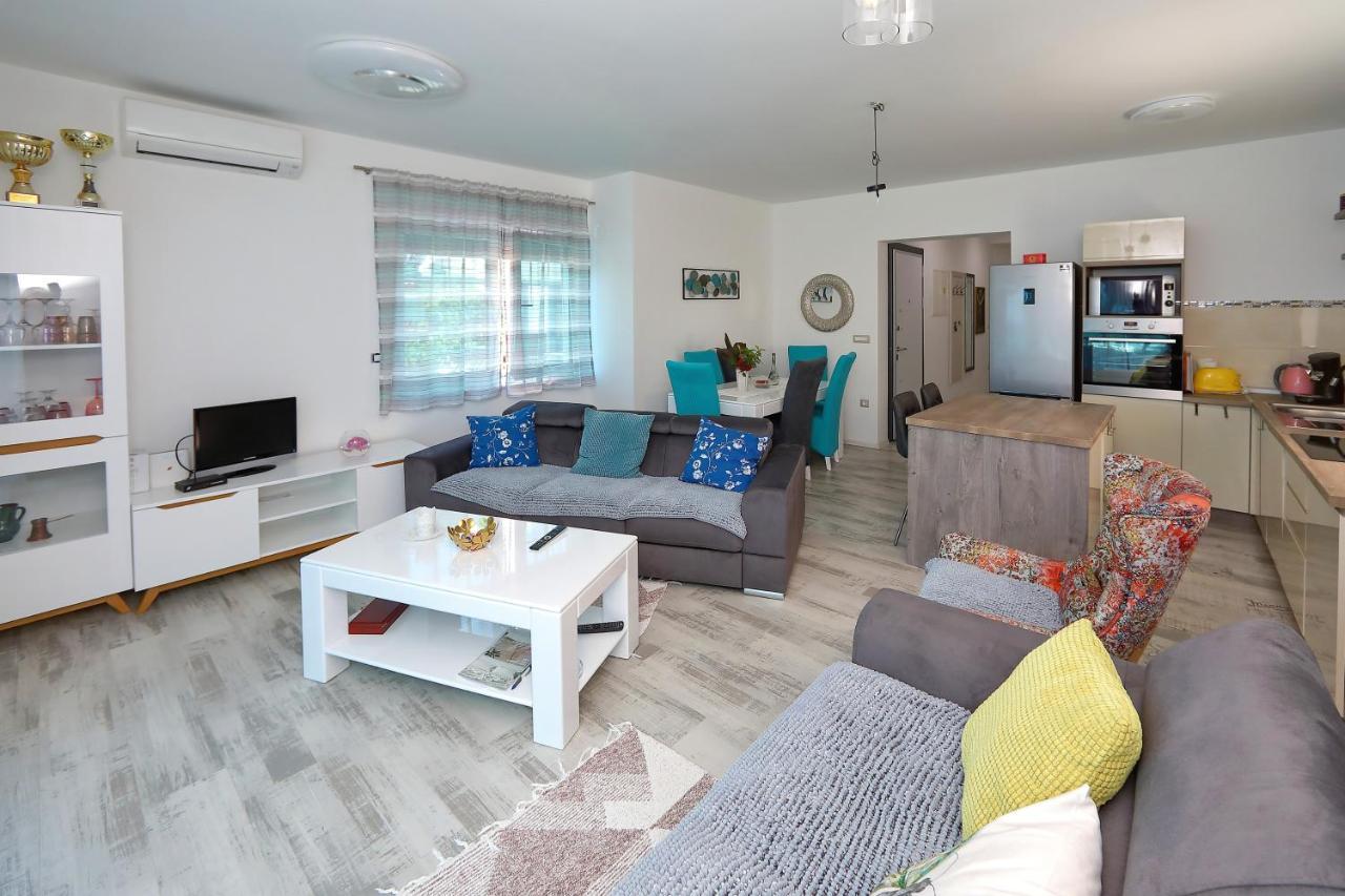 Apartmani Marina S Pogledom, Sukošan Buitenkant foto